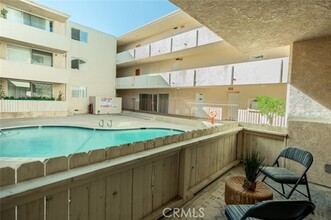 5429 Newcastle Ave, Unit 106 in Encino, CA - Building Photo - Building Photo