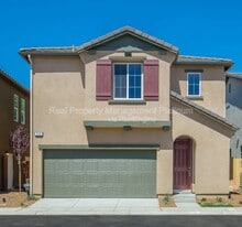 555 N Cattail Ct in Fresno, CA - Building Photo