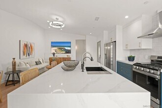 2483 Oxford Ave in Encinitas, CA - Foto de edificio - Building Photo