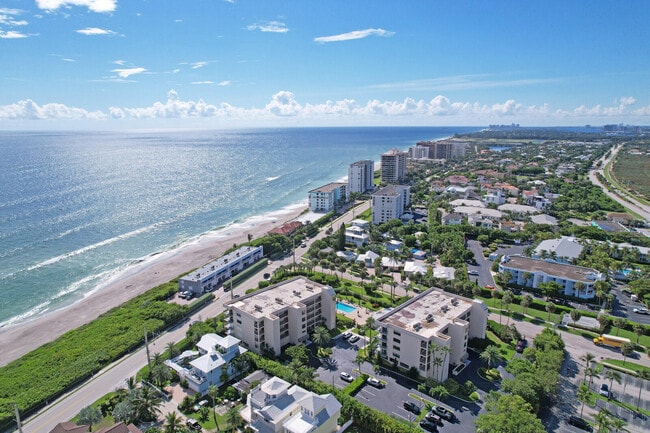 1055 Ocean Dr in Juno Beach, FL - Building Photo - Building Photo
