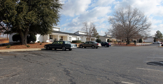 The Hedges Apartments in Benson, NC - Building Photo - Building Photo