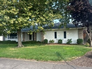2906 Aldersgate Rd in Medford, OR - Building Photo - Building Photo