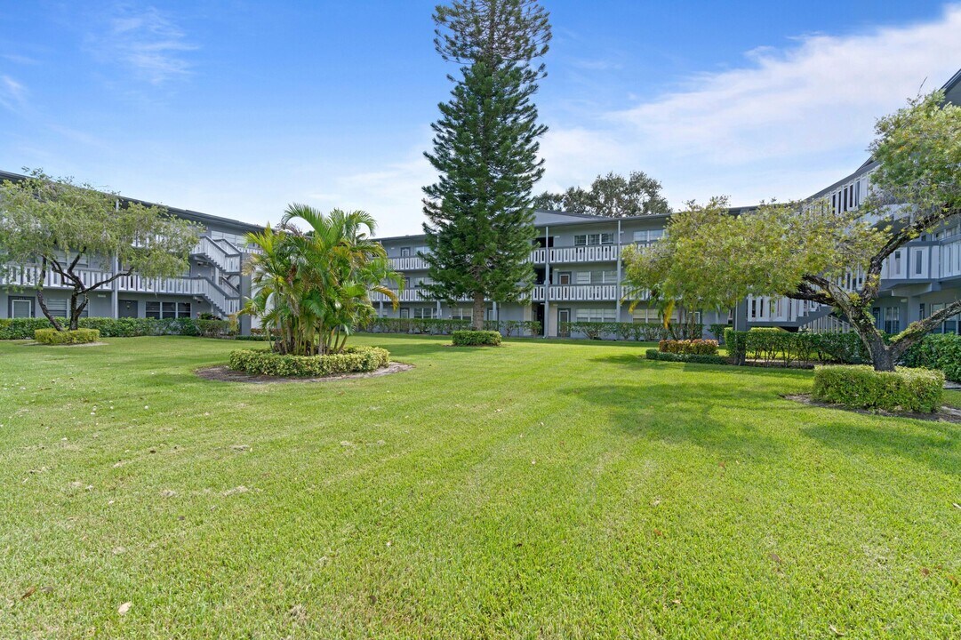 227 Suffolk F in Boca Raton, FL - Building Photo