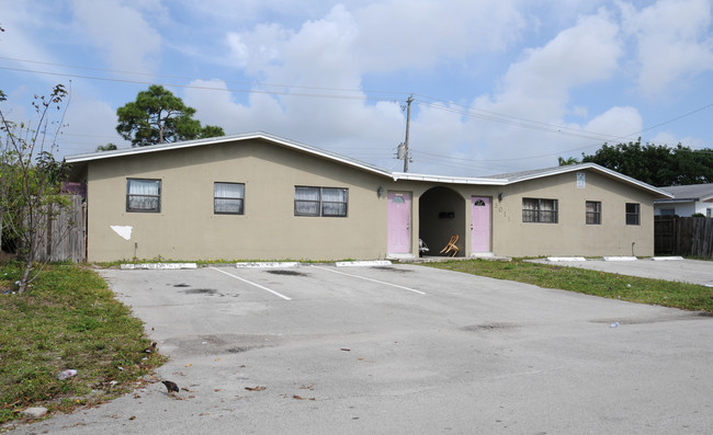 Cresthaven in Pompano Beach, FL - Foto de edificio - Building Photo