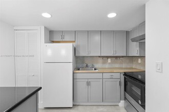 4325 NW S Tamiami Canal Dr in Miami, FL - Foto de edificio - Building Photo