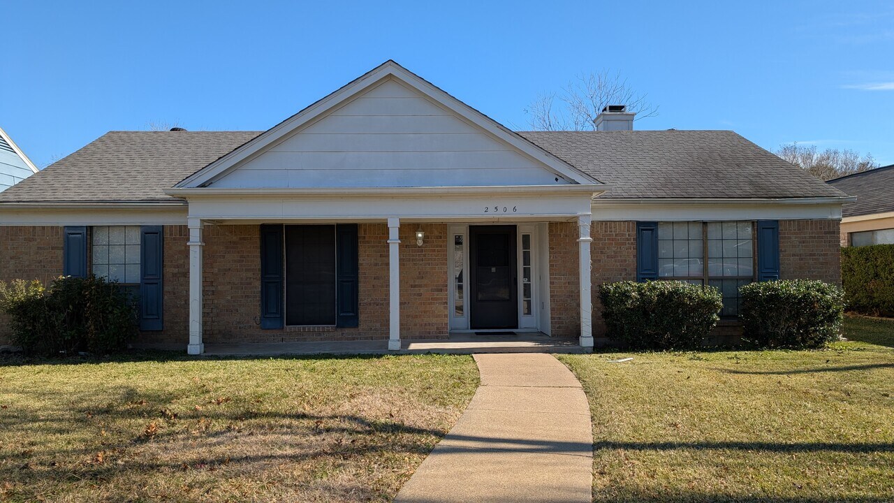 2506 Meadow Ln in Garland, TX - Foto de edificio