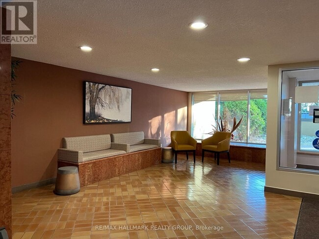 555-555 Brittany Dr in Ottawa, ON - Building Photo - Building Photo