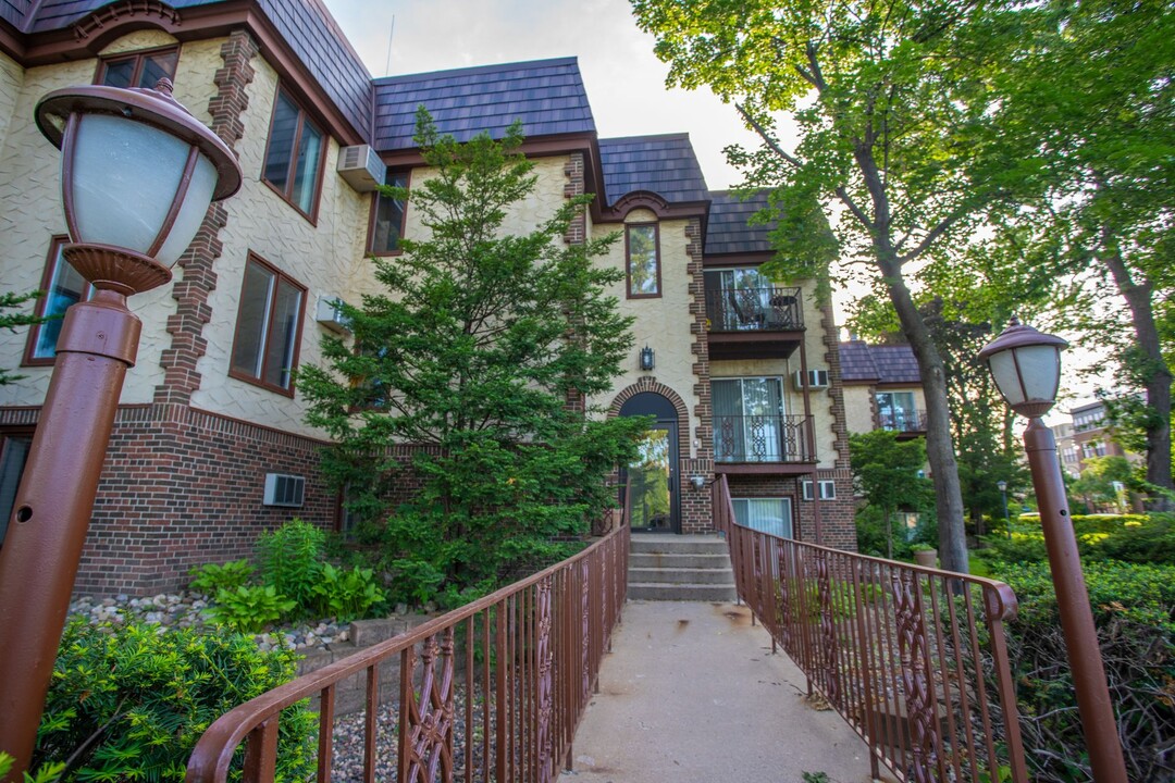 River Gates Apartments in Minneapolis, MN - Building Photo