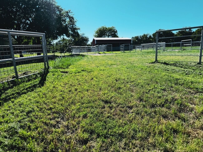 577 Bevers Ln in Valley View, TX - Building Photo - Building Photo
