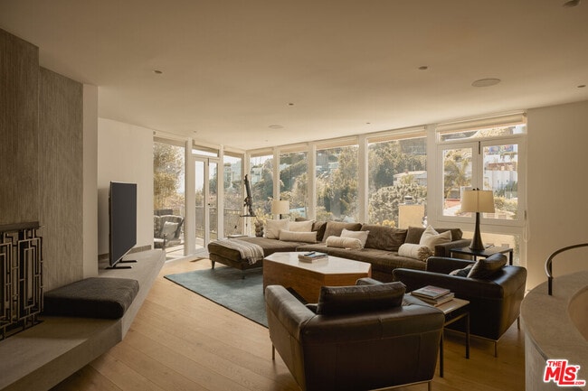 8593 Hollywood Blvd in Los Angeles, CA - Building Photo - Building Photo