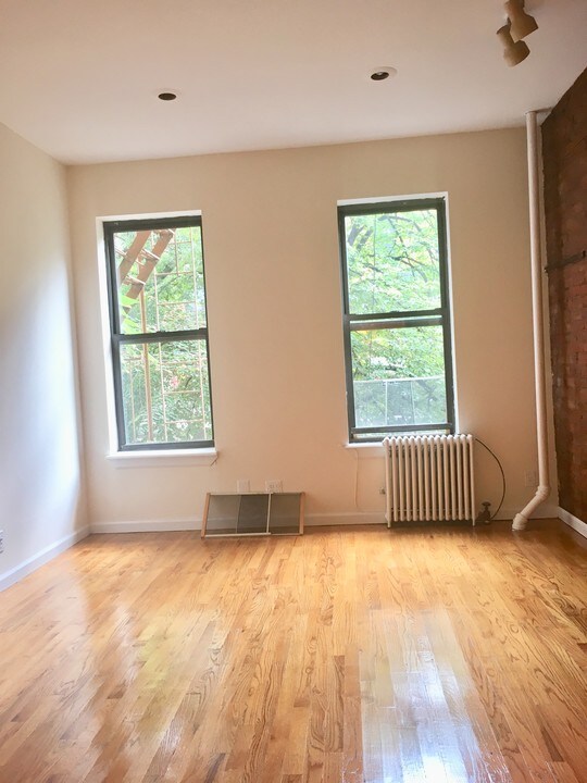 9 St Marks Pl in New York, NY - Building Photo