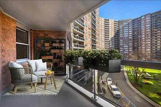 10460 Queens Blvd in Queens, NY - Building Photo - Building Photo
