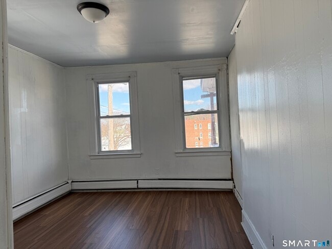 198 Oak St in New Britain, CT - Building Photo - Building Photo
