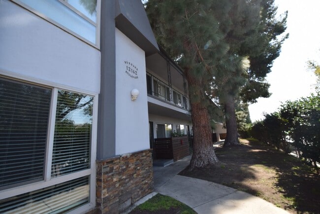 12142 Burbank Blvd in Los Angeles, CA - Building Photo - Building Photo