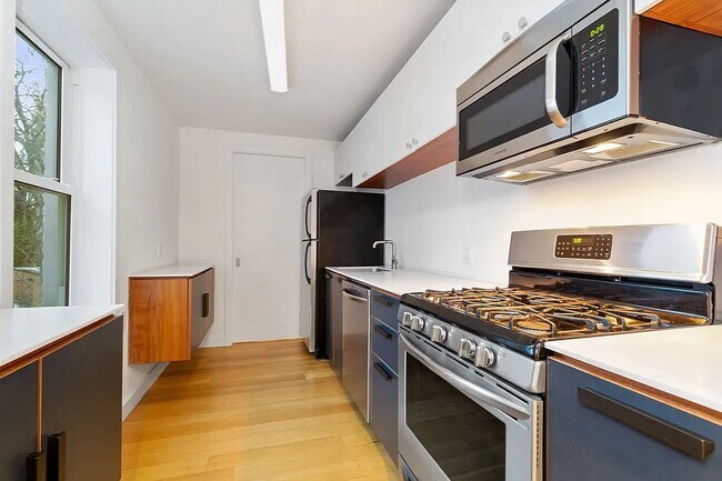 239 Bleecker St in New York, NY - Building Photo - Building Photo