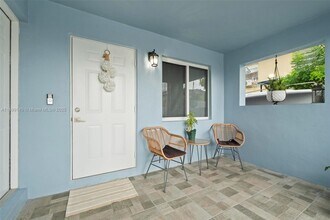 938 SE 12th St in Hialeah, FL - Foto de edificio - Building Photo