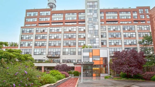 Newswalk in Brooklyn, NY - Foto de edificio - Building Photo