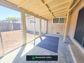8765 Crucero Dr in Elk Grove, CA - Building Photo - Building Photo