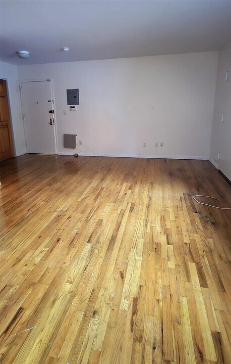 29-11 31st Ave in Queens, NY - Building Photo