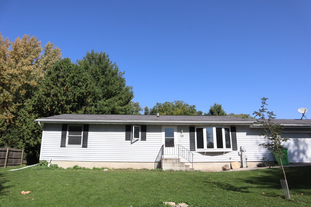 108 E Davis St in Beaver Dam, WI - Building Photo