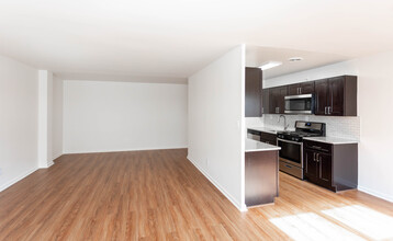 Riverview Towers in Fort Lee, NJ - Building Photo - Interior Photo