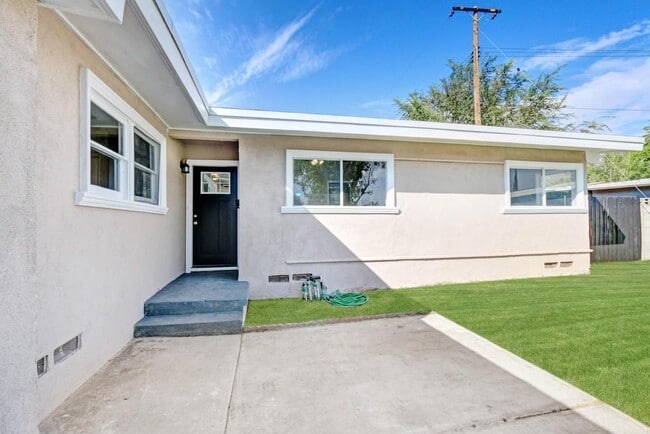 713 W Ave H-10 in Lancaster, CA - Building Photo - Building Photo