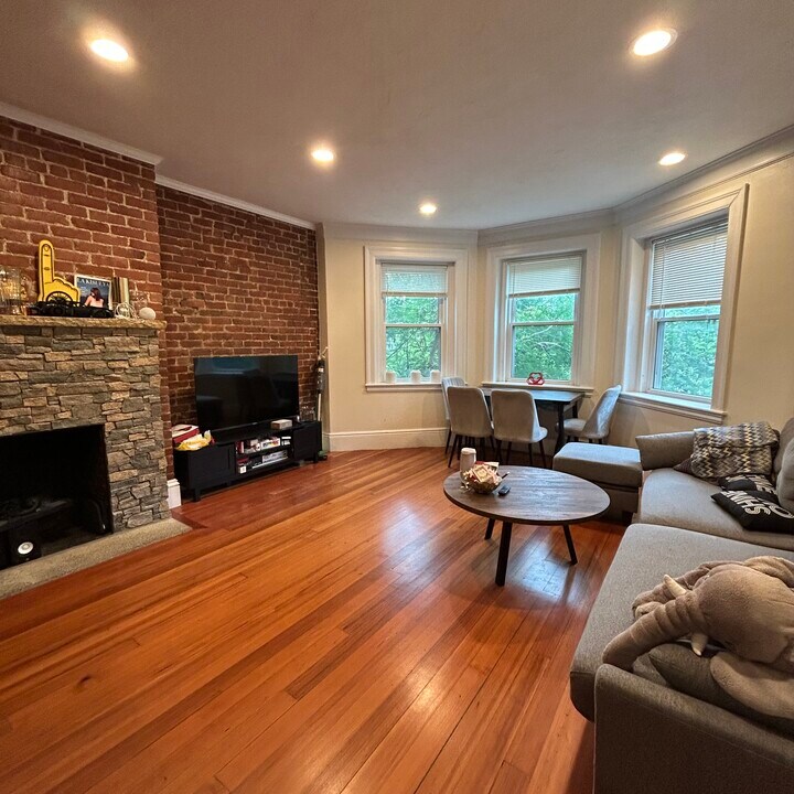 1616 Beacon St, Unit 2 in Brookline, MA - Building Photo
