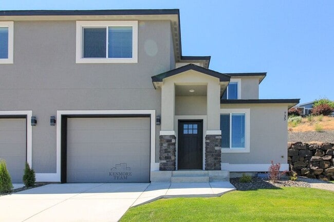 property at 735 Rio Vista Loop