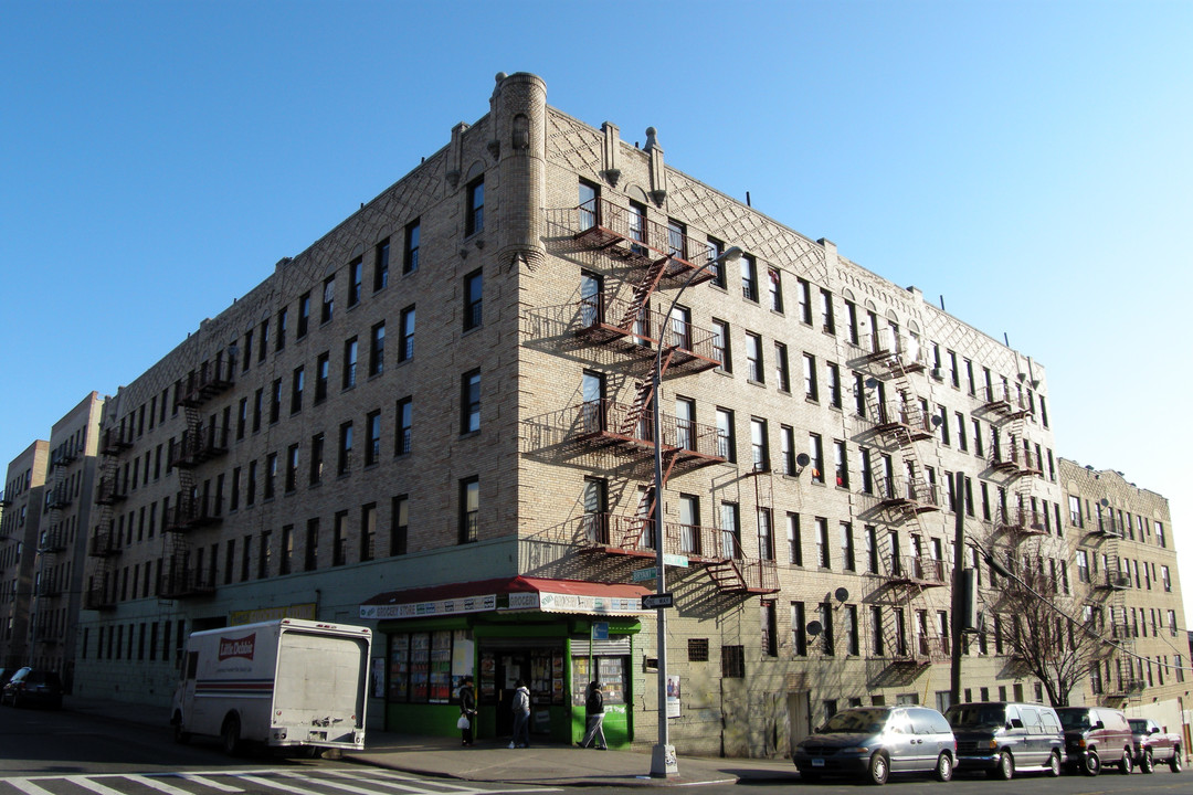 876-882 Bryant Ave in Bronx, NY - Foto de edificio