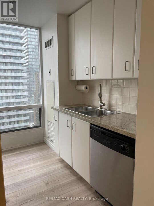 85 Bloor St E in Toronto, ON - Building Photo