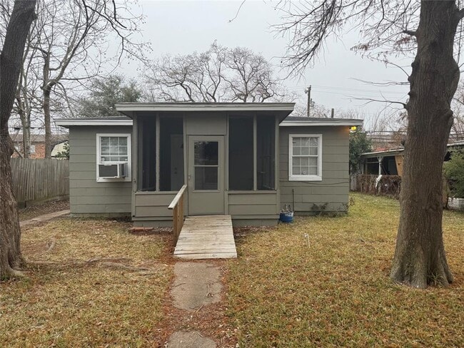 1112 11th St N in Texas City, TX - Building Photo - Building Photo