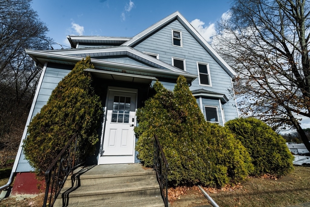 340 E Main St in East Brookfield, MA - Building Photo