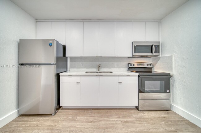 2120 NW 93rd St, Unit 2120 in Miami, FL - Building Photo - Building Photo