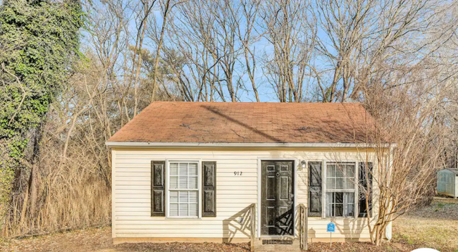 property at 912 Kyle Ave NE