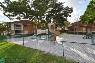 729 NW 91st Terrace in Plantation, FL - Foto de edificio - Building Photo