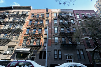 217-219 W 16th St in New York, NY - Foto de edificio - Building Photo