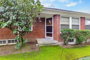 6610 E Burnside St in Portland, OR - Building Photo