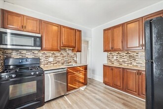 63 Prescott St, Unit 2 in Somerville, MA - Foto de edificio - Building Photo
