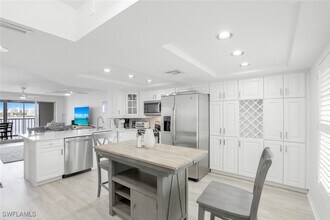 9101 Vanderbilt Dr in Naples, FL - Building Photo - Building Photo