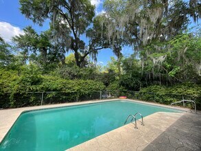 1536 NW 7th Ave in Gainesville, FL - Foto de edificio - Building Photo