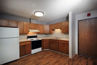 Oakcrest Manor Apartments in Brainerd, MN - Building Photo - Building Photo