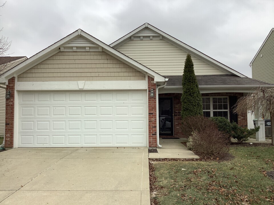 681 Bridgebend Run in Greenwood, IN - Building Photo