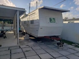 1085 NW 185th Ter in Miami, FL - Building Photo