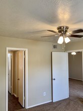 2003 Monito Way-Unit -A in Bryan, TX - Foto de edificio - Building Photo