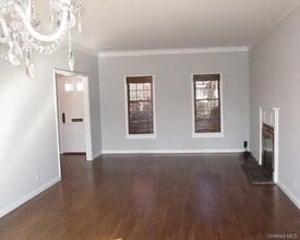 10 Duke of Gloucester in Manhasset, NY - Building Photo - Building Photo