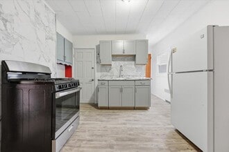 132 Thorne St in Jersey City, NJ - Building Photo - Building Photo