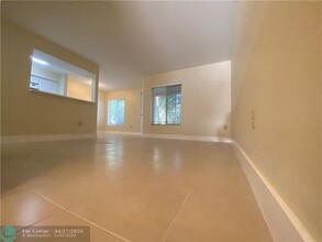 2485 NW 33rd St in Oakland Park, FL - Building Photo - Building Photo