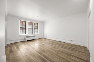 6751 S Jeffery Blvd Chicago, IL 60649 in Chicago, IL - Foto de edificio - Building Photo