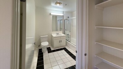 133 S Flores St in Los Angeles, CA - Foto de edificio - Building Photo