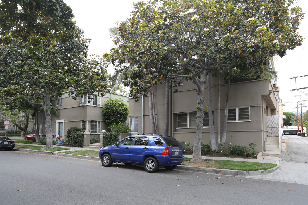 302 N Almont Dr in Beverly Hills, CA - Building Photo